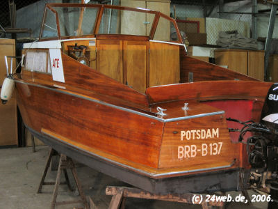 Heckansicht Kajütboot Variant Heckansicht Kajütboot Variant